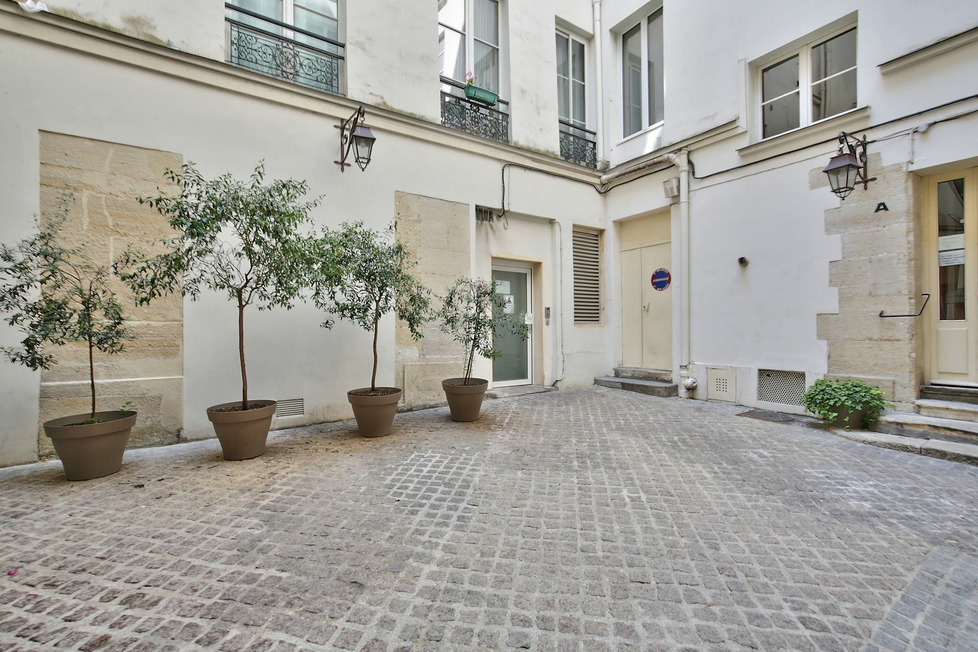 69 - Authentic Parisian Home Exterior foto